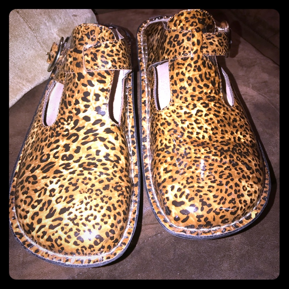 Leopard/cheetah print Alegria Clogs